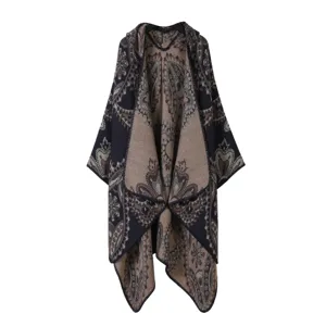 Detaillierte Nahaufnahme des Strickcapes mit dem eleganten vintage Paisley-Muster im Detail.