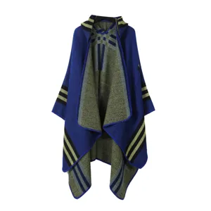 Vista dettagliata della mantellina con cappuccio in maglia blu e verde con righe.