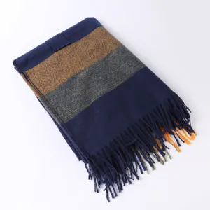 Nahaufnahme des Winter-Fransen-Capes mit Befestigungsgurt und elegantem Fischgrätmuster.