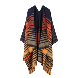 Vista detallada del poncho capa de mujer con estampado de cuadros, cálido y elegante abrigo.