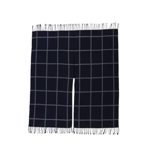 Bufanda capa a cuadros oscuros con flecos para mujer, accesorio cálido elegante de viaje.