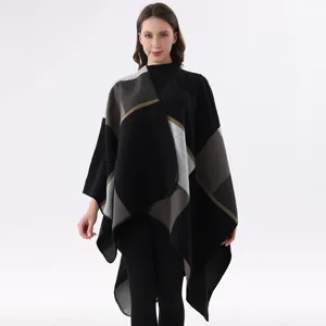 Detailansicht des asymmetrischen farbblockierten Strickschals für Damen, stylischer Überwurf
