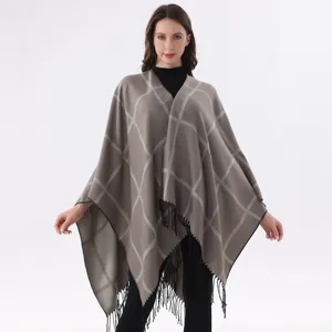 Elegante chal poncho de cuadros con detalles de flecos acogedores para ropa de abrigo cálida.