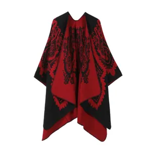 Detalle de poncho tejido rojo y negro estilo étnico, chal vintage, prenda cómoda y elegante.