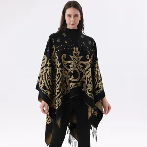 Detailansicht des schwarz-goldenen Strick-Paisley-Schals mit eleganter Fransenverzierung.