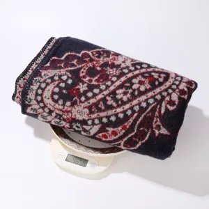 Detailansicht eines grossen warmen Kaschmirimitat-Schals mit Paisley-Muster fuer Winter.