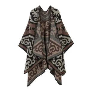 Detailansicht des böhmischen ethnischen Strick-Ponchos mit filigranen geometrischen Retro-Mustern.