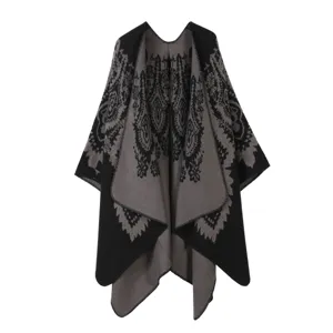 Detalle chal capa punto negro gris estilo étnico mujer, prenda exterior otoño muy cómoda.