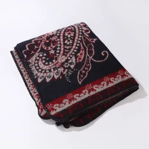 Gemütlicher Kaschmir-Imitat-Schal mit klassischem Paisley-Muster und Streifen.