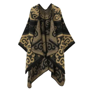 Nahaufnahme des vintage ethnischen Strickcape mit kunstvollen schwarzen und goldenen Mustern.