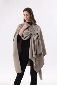 Nahaufnahme Detail des warmen Damen Winter Kaschmir-Gefühl Wickelcape mit geometrischem Design.