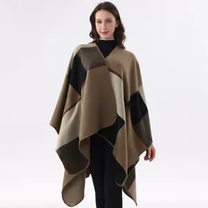 Elegantes asymmetrisches Farbblock Strick-Schal Poncho für Damen, stilvolle Oberbekleidung.
