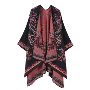 Gemütlicher gemusterter Strickschal Detail, stylisches Paisley Cape für warme Outdoortage.