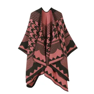Details des Damen Strick Poncho Cape mit klassischem Hahnentritt und ethnischem Muster.