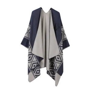 Detailansicht des warmen Damen Winter Ponchos mit geometrischem Muster und offenem Schnitt.