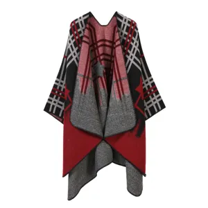 Detailansicht des karierten Damen Winter Umhangs mit klassischem Strickmuster und Saumkante.