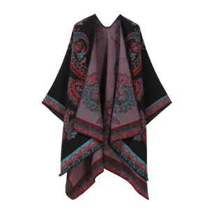 Gemütlicher Damen Kaschmir-Imitat Poncho mit ethnischem Paisley Muster und bunten Streifen.