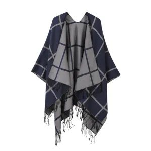 Mujer invierno cálido chal capa de cuadros con flecos azul marino y gris moda acogedora.