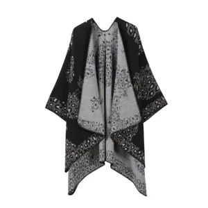 Vista detallada elegante de la capa chal de punto con estampado de leopardo negro gris.