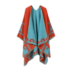 Comoda mantella scialle in maglia reversibile arancione e blu vivace, con graziosi motivi cartoon.