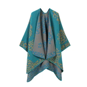 Vista de detalle poncho capa punto mujer otoño invierno, turquesa gris estampado leopardo.