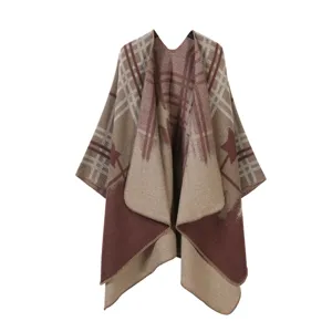 Detailansicht des karierten Damen Poncho Schals aus Kaschmirimitat im ethnischen Stil.