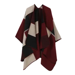 Detailaufnahme des stilvollen asymmetrischen Farbblock-Strickcape in Weinrot, Beige und Schwarz.