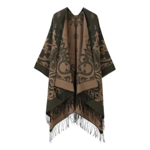 Detailansicht des Vintage Paisley Muster Ponchos mit Fransen, stilvoller warmer Umhang.