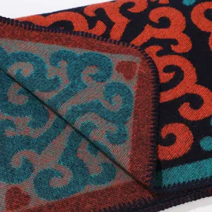 Nahaufnahme des BOHO-Wandteppichs mit reicher ethnischer Musterstruktur und feinen Kanten.