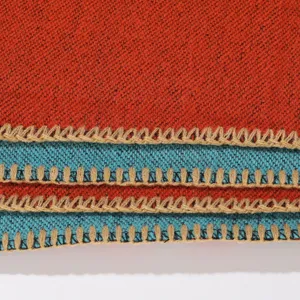 Detalle de tela de chal bufanda etnica primer plano colores vivos rojos azules bordes