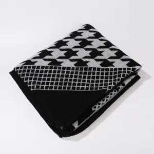 Nahaufnahme des klassischen schwarz-weißen Hahnentritt-Strickschals, warm und weich.