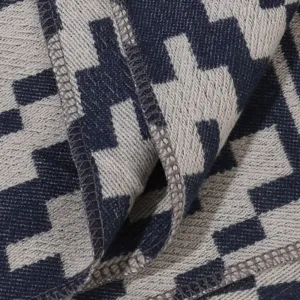 Detailansicht des geometrisch gemusterten Kaschmir-Imitat-Schals, weiche Textur und saubere Nähte.