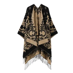 Detailansicht des schwarz-beigen Kaschmir-Pashmina-Schals mit Fransen und Paisley-Muster.