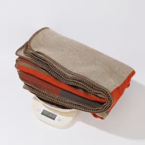 Detailansicht des stylischen asymmetrischen Farblock-Strickschals, Struktur und Gewicht.