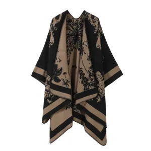 Gedetailleerd overzicht van de zwart-kakikleurige gebreide poncho met bloemenprint.