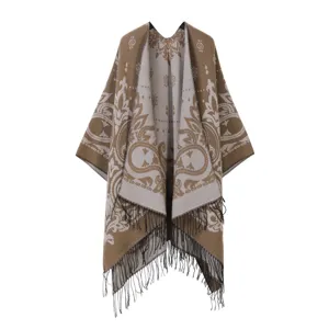 Detailansicht des braunen Kaschmir-Stils Cape mit Fransen, weich, warm und elegant gestrickt.
