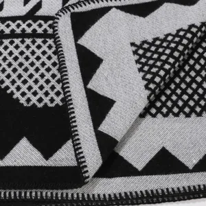 Nahaufnahme Detail der Textur des schwarz-weißen Strick-Ethno-Schals und der Kante.