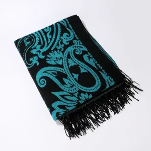 Nahaufnahme des schwarzen Schals mit türkisem Paisley-Muster und fransigen Kanten.