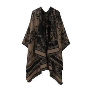 Nahaufnahme des vintage gemusterten Strickumhangs mit gemütlichem schwarz-braunen Design.
