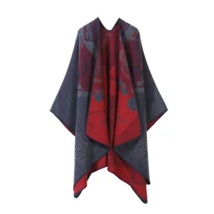 Vista dettagliata mantella sciarpa jacquard stile cinese donna, scialle vintage rosso.