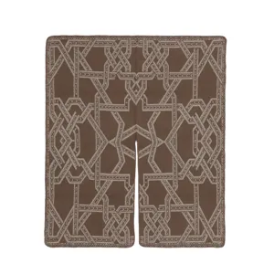Nahaufnahme des braunen Strickponchos mit filigranem geometrischem Kettenmuster Detail.