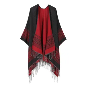 Detailansicht des geometrisch gemusterten Wende-Ponchos mit offener Front und Fransen.