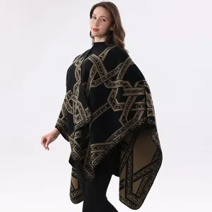 Detailansicht Damen geometrische Kette Strick Poncho Cape, stilvolle Winter Reisebekleidung.