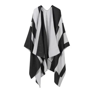Schwarz-weiß gestreifter Mode-Poncho-Umhang, elegantes doppelseitiges Design für Reisen.