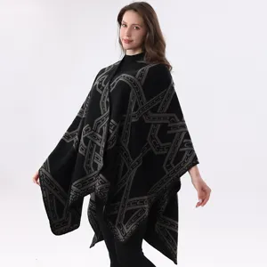 Damen schwarzer Strick Poncho mit geometrischem Kettenmuster Ethno Stil Detailansicht