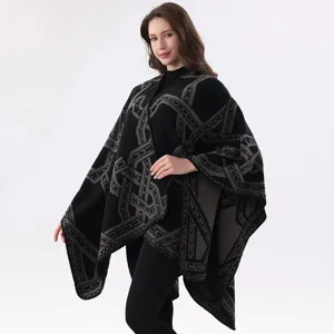 Eleganter Damen Strick Poncho Cape mit geometrischem Kettenmuster, ideal für Reisen und Freizeit.