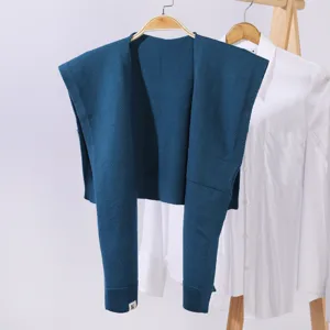 Dunkelblauer Strick-Überwurf für Damen, leichtes Accessoire zum Kombinieren mit Hemden und Kleidern.