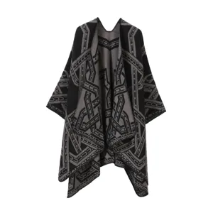 Nahaufnahme des schwarz-grauen Strick-Umhangs mit geometrischem Muster für Damen.