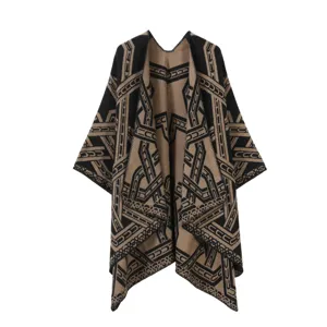 Detailansicht des schwarz-braunen Strick-Ponchos mit geometrischem Kettenmuster, ethnic Cape.