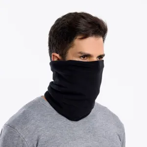 Nahaufnahme des schwarzen Fleece-Schlauchtuchs am Modell, weicher Stoff für den Winter.